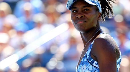 Venus Williams queda a dos puntos de los octavos de final ante Sara Errani, quien logró imponerse. AFP /