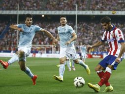 Raúl García (d) patea el balón durante el juego entre el Atlético de Madrid y Eibar. AP /