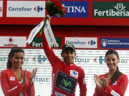 Nairo festeja su liderato, tras superar a Alejandro Valverde y Alberto Contador. EFE /
