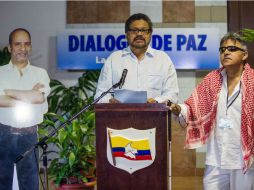 Iván Márquez (c), jefe de prensa de las FARC, leyó el comunicado del grupo. EFE /