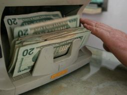 El tipo de cambio para solventar obligaciones en moneda extranjera pagaderas en el país es de 13.0763 pesos. ARCHIVO /