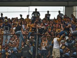 La Comisión Disciplinaria de la FMF multó al equipo por usar bombas de humo e introducir mantas. AFP /