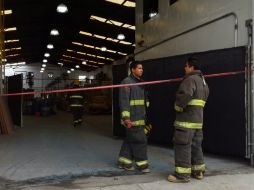 De acuerdo con autoridades, el hombre había sido empleado para colocar láminas en la empresa, que se había quemado.  /