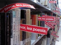 Distribuirán 18 mil calcomanías con la leyenda 'Por favor, lea poesía'. ESPECIAL /