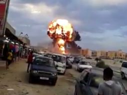 En Facebook circula un video que muestra cómo el jet cae en picada hacia una zona de edificios. ESPECIAL /