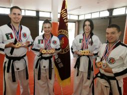 Emmanuel Montoya, Ximena Hinojosa, Miriam Velázquez e Israel García  muestran las preseas conquistadas en San Antonio.  /