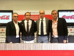 Cruz (2 I-D) ya se presentó con la directiva del equipo michoacano. Foto: @FuerzaMonarca. ESPECIAL /