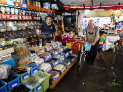 Mientras se realiza la construcción, los locatarios venden su mercancía junto al mercado, en unos espacios improvisados.  /