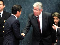 Ruiz Esparza saluda a Peña Nieto durante la presentación del proyecto del nuevo Aeropuerto. SUN /