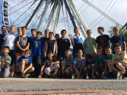 Los Niños Cantores se distraían y relajaban en el Parque Fundidora antes de sus presentaciones. NTX /