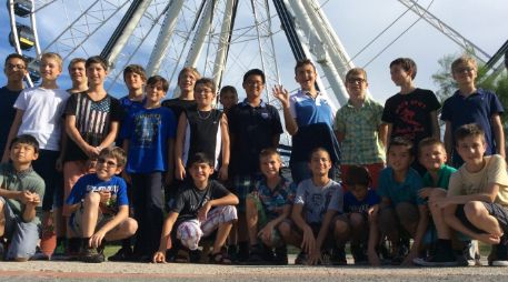 Los Niños Cantores se distraían y relajaban en el Parque Fundidora antes de sus presentaciones. NTX /