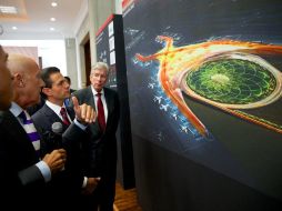 El Presidente Peña y el titular de la SCT encabezaron la presentación del proyecto del nuevo aeropuerto de la Ciudad de México. EFE /