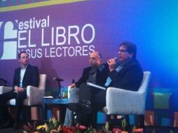 Ricardo Cayuela (d), director de publicaciones de Conaculta habla sobre el lanzamiento de la plataforma Libros México.  /