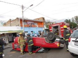 Una camioneta Ford pick up Courier perdió el control y chocó contra el poste de un puente peatonal.  /