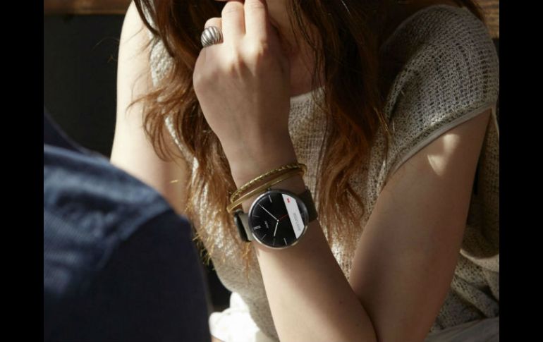 Es una pulsera de reloj clásico, con una pantalla redonda y una selección de diferentes pantallas. EFE /