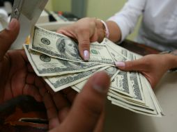 Según el banco privado Banamex el valor del dólar baja 0.8 centavos en relación con las cifras del pasado jueves. ARCHIVO /