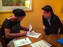 Ronaldinho Gaucho colocó en su cuenta de Twitter el momento de su firma con los Gallos Blancos. Tomado de @10Ronaldinho ESPECIAL /