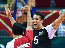 Los jugadores de México Rangel (d) y Quiñones celebran un punto durante el partido contra Rusia. EFE /