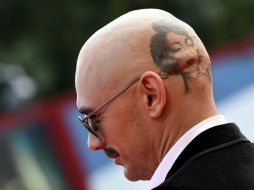 Vista de la parte posterior de la cabeza del actor, que muestra un tatuaje de los actores Montgomery Clift y Elizabeth Taylor. EFE /