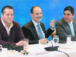 Gustavo Madero (centro), acompañado por Carlos Mendoza y Jorge Luis Preciado (derecha), durante una reunión de los senadores del PAN. SUN /