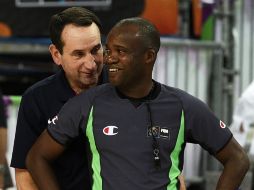 El entrenador de Estados Unidos, Mike Krzyzewski habla con el árbitro del encuentro contra México. AFP /