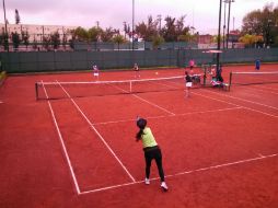 Los ganadores del torneo de tenis recibieron un trofeo.  /