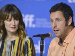 Rosmarie DeWitt (d) y Adam Sandler en la conferencia de prensa de ''Men, Women and Children' durante el Festival de Toronto. EFE /