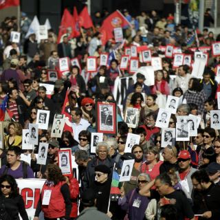Marchan en aniversario del golpe militar en Chile