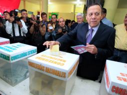 El presidente nacional del PRD, Jesús Zambrano, al emitir su voto durante la elección interna de su instituto político. SUN /