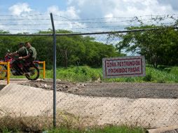 Comitiva de expertos creada por el gobierno visita este domingo el lugar del impacto. EFE /