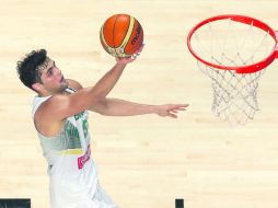 Sin problemas. Raulzinho Neto revolucionó la ofensiva de su equipo, al marcar 19, de sus 21 puntos, en la segunda mitad. AP /