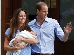 El príncipe Guillermo de Inglaterra y su esposa Catalina con el príncipe Jorge. AP /