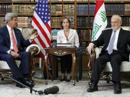El secretario de Estado estadounidense John Kerry (i), con el ministro de Exteriores de Iraq, Ibrahim al-Jaafari. EFE T. Al-Sudani  /
