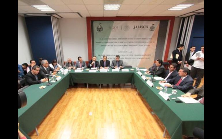 Imagen de la mesa de trabajo sobre avances en implementación de juicios orales en Jalisco. TWITTER @LegislativoJal  /