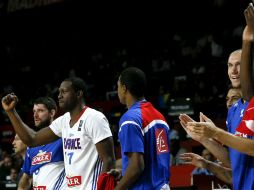 Los jugadores de banquillo de Francia celebran una canasta en los instantes finales del partido. EFE  J. Martín  /