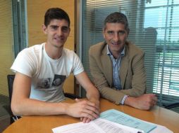El jugador presumió esta fotografía con su nueva firma en redes sociales. TWITTER @thibautcourtois  /