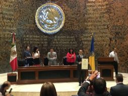 Héctor Raúl Pérez, director general de Hospital Civil recibe el reconocimiento. TWITTER @HospitalCivil  /