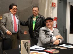 Luis Zapata (c) sostiene una charla para celebrar la publicación de la novela que le valió el Premio Grijalbo 1979. NTX P. Sánchez  /