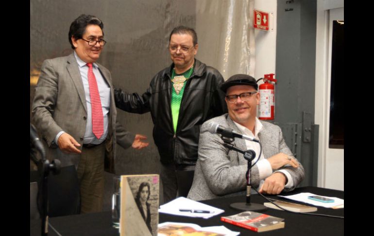 Luis Zapata (c) sostiene una charla para celebrar la publicación de la novela que le valió el Premio Grijalbo 1979. NTX P. Sánchez  /