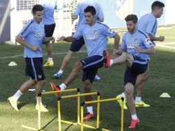 Raúl Jiménez (c) entrena junto a Saúl Ñiguez (i) y Christian Ansaldi (d). EFE  A. Martín  /