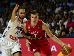 Acción de juego entre Bogdan Bogdanovic (d) de Serbia y Evan Fournier (i) de Francia. AFP  J. Soriano  /