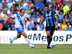 Miguel Ángel Martínez (d) disputa el balón con Cuauhtémoc Blanco (i). MEXSPORT I. Ortiz  /