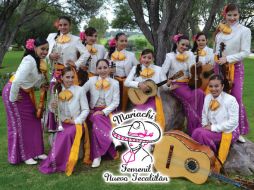 Mariachi Femenil Nuevo Tecalitlán, fundado por Adriana Martínez el 1 de mayo de 2006. FACEBOOK  Femenil Nuevo Tecalitlán  /