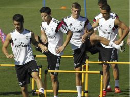 'Chicharito' (der.) saldrá a la banca y podría debutar en el Bernabéu. EFE  S. Barrenechea  /