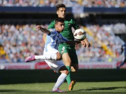 El delantero del Málaga Ricardo Horta (i) se dispone a chutar ante el defensa del Levante Toño García (d). EFE J. Zapata  /
