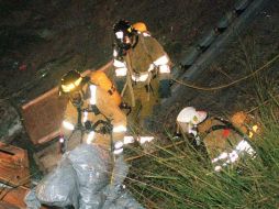 Bomberos y policías trasladaron a los heridos a un hospital cercano. AFP ARCHIVO /