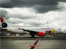 Los pasajeros han sido reubicados en otra aeronave, por el momento, sin hora de salida. TWITTER  @VivaColombiaco  /