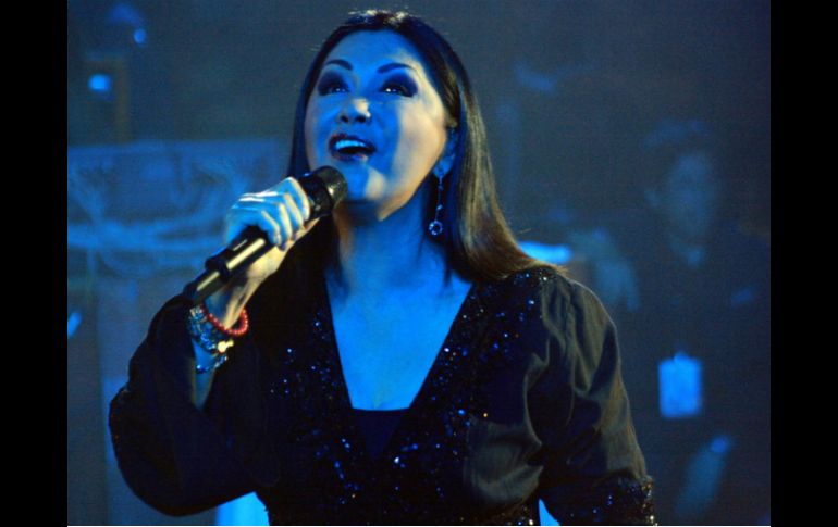 Acompañada de su orquesta y el mariachi 'Nuevo Acapulco' la intérprete deleita a sus asistentes acapulqueños. EL INFORMADOR ARCHIVO /