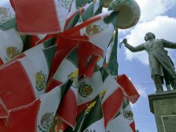 Banderas, sombreros, máscaras, pelucas, entre otros accesorios, son indispensables para no olvidar nuestras raíces. NTX ARCHIVO.  /