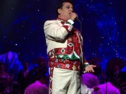 Juan Gabriel baila y zapatea durante la presentación, haciendo gala de su repertorio. TWITTER @ponchodeanda  /